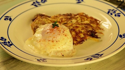 Huevos escalfados y rösti de patatas con queso feta