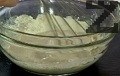 В купичка поставяме маята, 1 с.л. брашно, солта и захарта. Поливаме с малко хладка ( 5 с.л. ) вода, разбъркваме добре докато стане плътна кашичка.