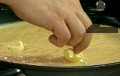 Върху втасалия кашник поставяме краве масло нарязано на малки парченца. Печем в ниската част на предварително силно загрята фурна, на 200 градуса до златисто за около 20 минути.