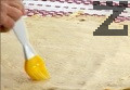 Разточваме питките на тънки кори, намазваме ги с олио, подреждаме ги една върху друга.