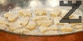 С форми за сладки изрязваме различни фигурки, подреждаме ги в набрашнена тава.