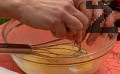 Разбиваме яйцата, поръсваме със сол и ванилия.