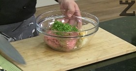 Se prepara la salsa: se cortan muchas cebollas en medias lunas. Cortar el pimiento y la zanahoria en trozos. Vierta el aceite y el agua en una cacerola. Agregue las verduras picadas y caliente. 