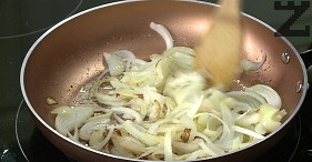 Primero se preparan las albóndigas. La cebolla se pica finamente. Póngalа junto a la carne picada, agregue sal y sazone con pimienta negra. Salар y agregar arroz. Amasar bien y formar albóndigas. 