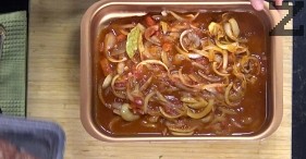 Coloca las albóndigas y cubre con agua que esté a su altura. Cocine a fuego lento con una tapa puesta durante 30 minutos. 