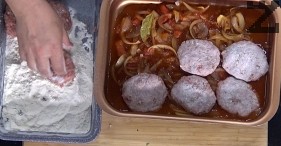 El plato se espesa mezclando el almidón con 4-5 cucharadas de agua fría. Se vierte en la olla. 