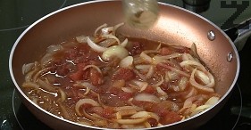 Pelar los tomates, cortarlos en trozos pequeños, se pueden rallar. Después de que el agua hierva, se agregan pimentón, comino y tomates a las verduras. Agregue los garbanzos escurridos. 