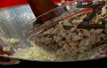Наситняваме лука, запържваме го в сгорещената мазнина. Прибавяме агнешките дреболии, разбъркваме.