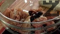 Нарязваме месото на ивички, поръсваме с продуктите за маринатата. Втримаме добре съставките, оставяме месото да поеме ароматите.
