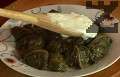 Сервираме сармите с кисело мляко.