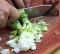 В тенджера разтопяваме маслото, като добавяме и малко олио. Нарязваме лука и гъбите, изсипваме ги в тенджерата, разбъркваме докато поомекнат.