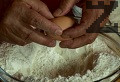 Изсипваме киселото мляко в купа, като загасяваме содата. В друга купа поставяме брашното. Счупваме в него яйцата, прибавяме киселото мляко и захарта. Разбъркваме.