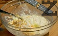 Приготвяме соса. Нарязваме на ситно пресните подправки, настъргваме лука и яйцето, смесваме ги с останалите продукти за дресинга.