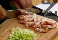 Нарязваме чушката на ситно, като отстраняваме семките. Наситняваме лука, краставичката и гъбите. Нарязваме бекона на малки кубчета.