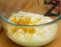 Приготвяме крема. Към киселото мляко прибавяме настърганата лимонова кора.