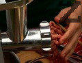 Премахваме ципите от месото, смиламе го с машинка. Първоначално поставяме едрата решетка, а после – по-ситната.