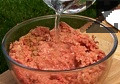 Замесваме, като постепенно добавяме газираната вода. Оставяме каймата да отлежи за едно денонощие.