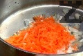 Заливаме предварително измитите миди с вода и бира. Поръсваме с бахар, варим 10 мин. След като се охладят, отстраняваме черупките на половината от тях. Останалите ги оставяме във водата, полети със струйка олио. Приготвяме плънката. Нарязваме лука на ситно, настъргваме морковите. Запържваме ги за к