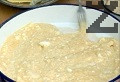 Отгоре изсипваме плънката и я разстиламе по цялата повърхност.