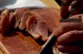 Отстраняваме ципите на месото, нарязваме го на малки късчета.