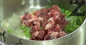 Задушаваме докато месото промени цвета си за около 4-5 минути. 