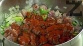 Прибавяме почистените от семето и наситнени люти чушки, поръсваме с червен пипер.