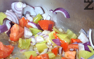 В тенджера се загрява олио и всички продукти се пържат за 2 минути. 