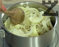В тенджерка изсипваме предварително разтворения зеленчуков бульон и нарязания на тънки полумесеци лук. Оставяме на котлона докато заври. Изсипваме в купата при другите съставки.