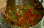 Добавяме ориза, бульона и клонката риган. Оставяме да ври още 2-3 мин.
