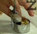 В чиния за сервиране поставяме две от филета, с метален ринг оформяме ориза. Декорираме по желание.