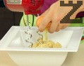  Pasa la masa a un bol, añade un huevo y bate con una batidora eléctrica durante 1–2 minutos. Incorpora el segundo huevo y vuelve a batir durante 1–2 minutos. Repite el proceso hasta que la masa haya absorbido los cuatro huevos. 