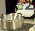 Prepara la crema pastelera. Calienta 400 ml de leche con el azúcar. 