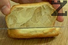 Con un cuchillo de sierra, haz un corte lateral a lo largo de cada éclair para rellenarlo. También puedes rellenarlos directamente con una manga pastelera. 