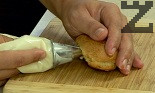 Introduce la crema en una manga pastelera y rellena los éclairs por el corte lateral. 