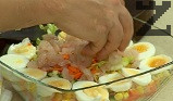 нарязаните на колелца яйца и сварените и обелени коктейлни скариди.