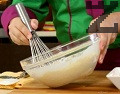 В дълбока купа поставяме млякото и яйцата. Разбъркваме добре с готварска тел, посоляваме, постепенно добавяме брашното. Разбиваме докато се получи гладка смес с гъстота като за палачинки.