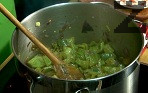 Запържваме докато зеленчуците поомекнат.