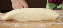 След като сме разбили добре, поставяме тестото във фолио, оформяме като руло и завиваме добре. Оставяме да престои за 1-1,5 часа в хладилника, за да стегне.