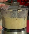 Приготвяме марципана. Слагаме бадемите за около минута във вряла вода. Претриваме ги в кърпа, за да се отдели люспата. Смиламе ги в блендер на фин прах, смесваме ги с пудрата захар, белтъка и с есенция по желание.