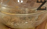 Приготвяме глазурата. Смесваме всички съставки и поливаме постепенно с по няколко капки студена вода. Разбъркваме добре докато се получи хомогенна смес.