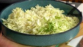 Нарязваме зелето на ивички, посоляваме и намачкваме.