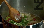 Запържваме до омекване на зеленчуците, като разбъркваме периодично.