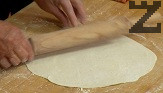 Разделяме го на 5 части, които премесваме поотделно и след няколко минути разточваме на тънки кори.