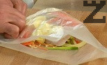 Посоляваме и внимателно завиваме хартията, оформяме пакетче.