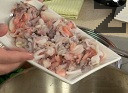 Разбъркваме и добавяме замразените морски дарове и мидените ядки. Запържваме, докато морските съставки се поотпуснат.