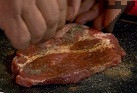 Овкусяваме пържолите, като ги поръсваме и от двете страни със сухите подправки.