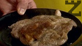 Пържим в сгорещено олио под капак.