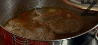 Прехвърляме пържолите обратно в тенджерата, задушаваме под капак за около 15-20 мин.