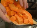 Почистваме тиквата от кората, нарязваме я на парчета и я варим до готовност във вода, подсладена с 1-2 с.л. захар. Отцеждаме. Поставяме тиквата в дълбока купа, поръсваме с бахар, индийско орехче, канела, 5-6 с.л. захар и ванилия. Пасираме, изчакваме да се охлади.