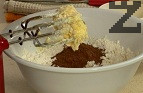 Добавяме брашното, бакпулвера, какаото и свареното кафе. Отново размесваме.